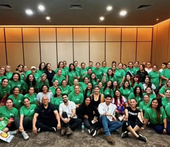 Grupo numeroso de participantes del taller de defensa personal para Bolt Paraguay, junto a los instructores