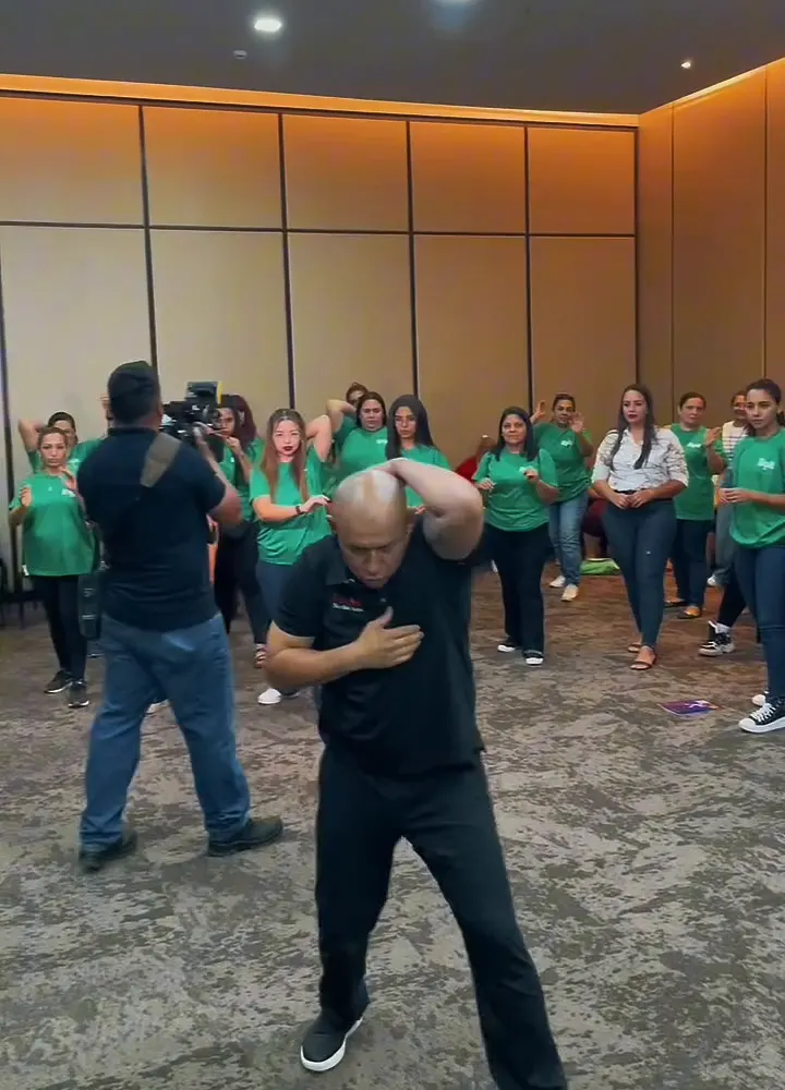 Instructor demostrando una técnica de defensa personal frente al grupo