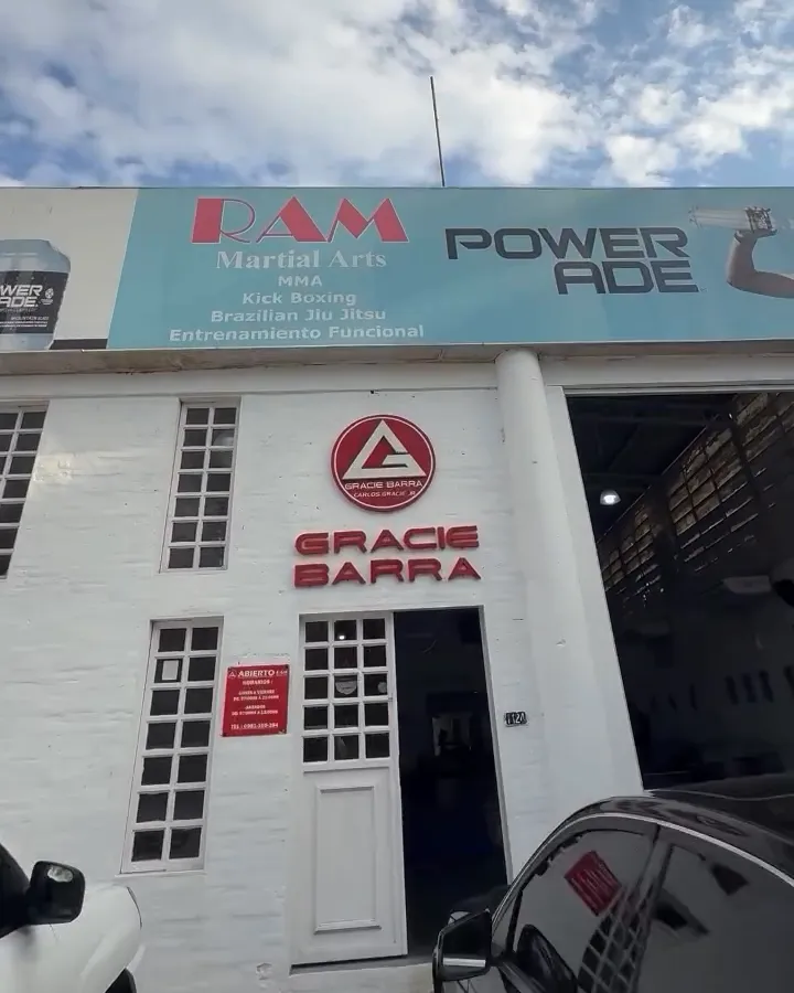 Frente de la academia en Sucre 1124, con el cartel de RAM Martial Arts y el emblema de Gracie Barra