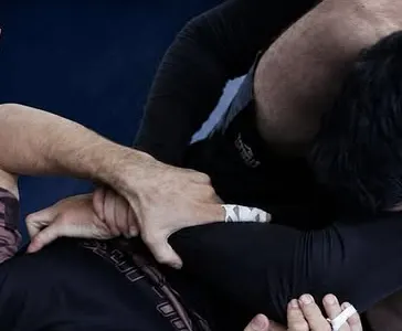 Dos alumnos de grappling practicando una llave sin kimono